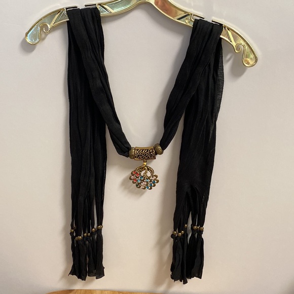 Peacock Pendant Scarf - Picture 3 of 4